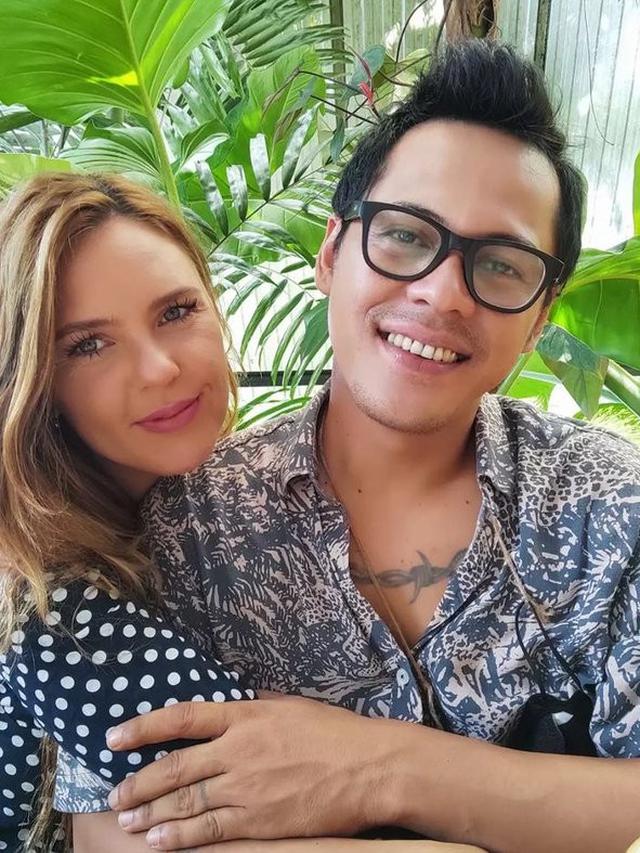 6 Potret Mesra Mayky Wongkar dan Kekasih Bulenya, Babymoon di Lombok
