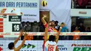 Pevoli putra Jakarta Electric PLN, Yoendri KA melakukan smesh saat laga melawan Palembang Bank Sumsel Babel di Pertamina Proliga 2015 di GOR Dome Balikpapan, (8/2/2015). Jakarta Electric PLN unggul 3-1. (Liputan6.com/Helmi Fithriansyah)