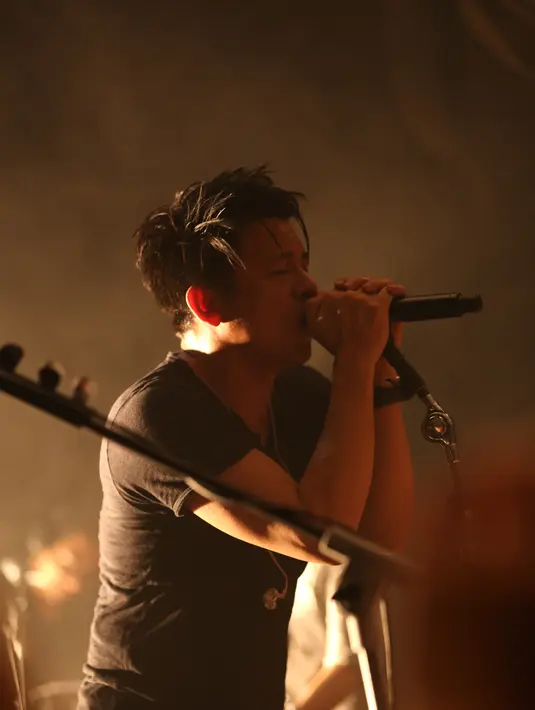 ‘After Hours Music’ sendiri merupakan acara musik pertiga bulanan yang digelar salah satu stasiun televisi swasta tanah air. NOAH pun menjadi band keempat setelah sebelumnya diawali Tulus, Kahitna, dan Sheila On 7. (Andy Masela/Bintang.com)