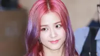 Jisoo pernah mewarnai rambutnya menjadi ombre ungu.  Warnanya ungu di bagian bawah, dan di bagian atas berwarna merah pekat. Dan sedikit highlight biru.(@sooyaaa__)