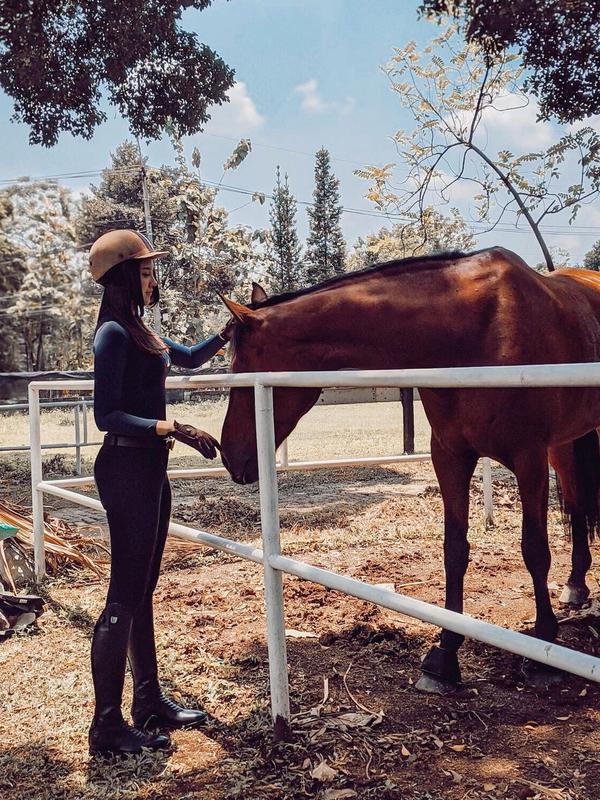 Anya Geraldine punya hobi baru yakni berkuda. (Sumber: Instagram/@anyageraldine)