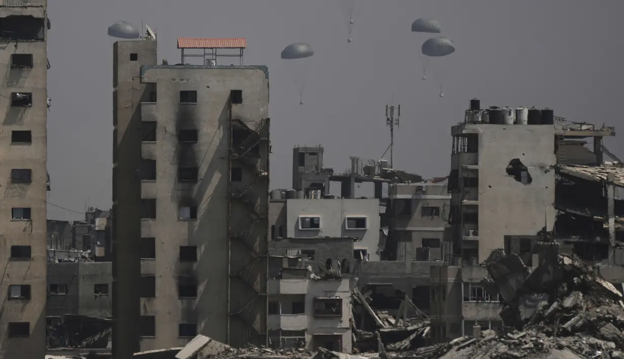 Sebelumnya, pihak berwenang Israel mengumumkan pada Minggu (27/7/2025) pagi waktu setempat bahwa mereka akan mengizinkan bantuan kemanusiaan masuk ke Jalur Gaza melalui jalur udara dan koridor kemanusiaan sementara, setelah berbulan-bulan blokade militer total. (AP Photo/Jehad Alshrafi)