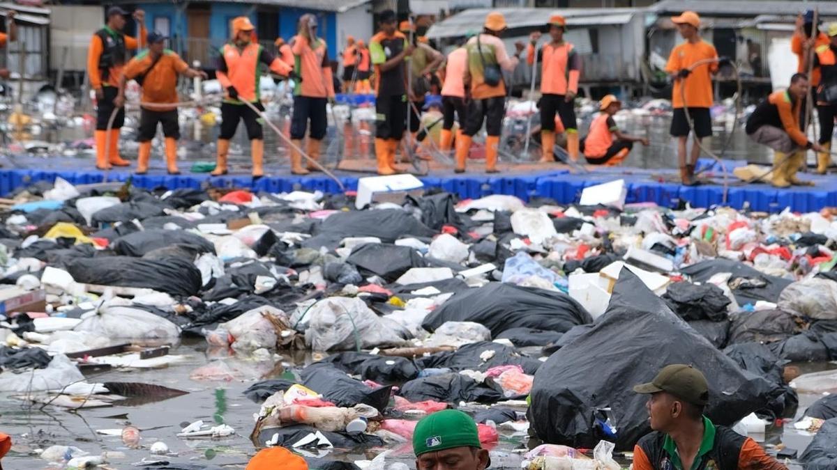 Muara Baru Dikepung Sampah, Pemprov DKI Jakarta Putar Otak Membersihkannya