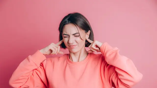 Seorang perempuan menutup telinganya (Foto Dok: Freepik/kroshka__nastya)