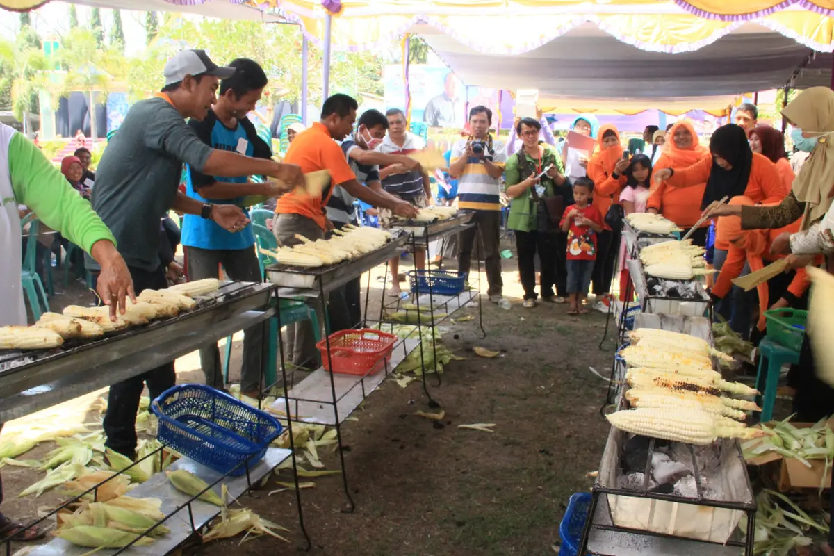 Bakar Jagung Sambil Joget Bikin Ramai Festival Moyo