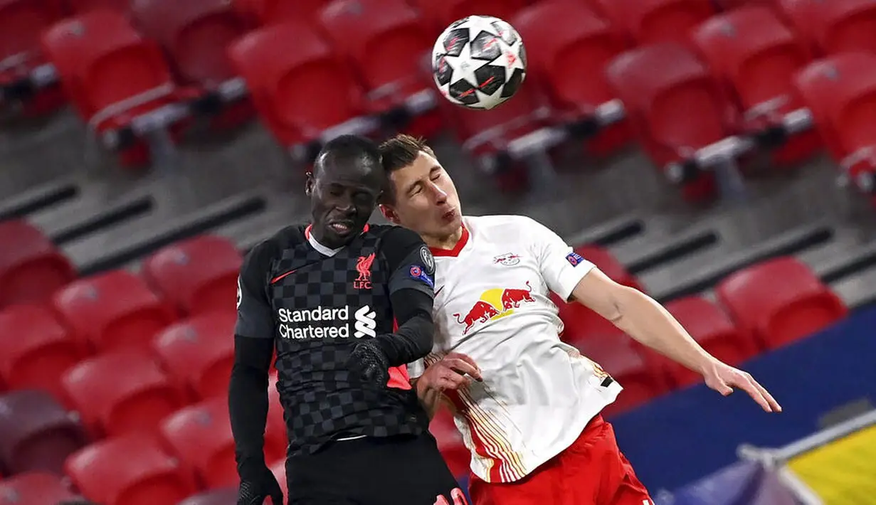 Striker Liverpool, Sadio Mane, duel udara dengan pemain RB Leipzig, Willi Orban, pada laga Liga Champions di Stadion Puskas, Rabu (17/2/2021). Liverpool menang dengan skor 2-0. (Tibor Illyes/MTI via AP)