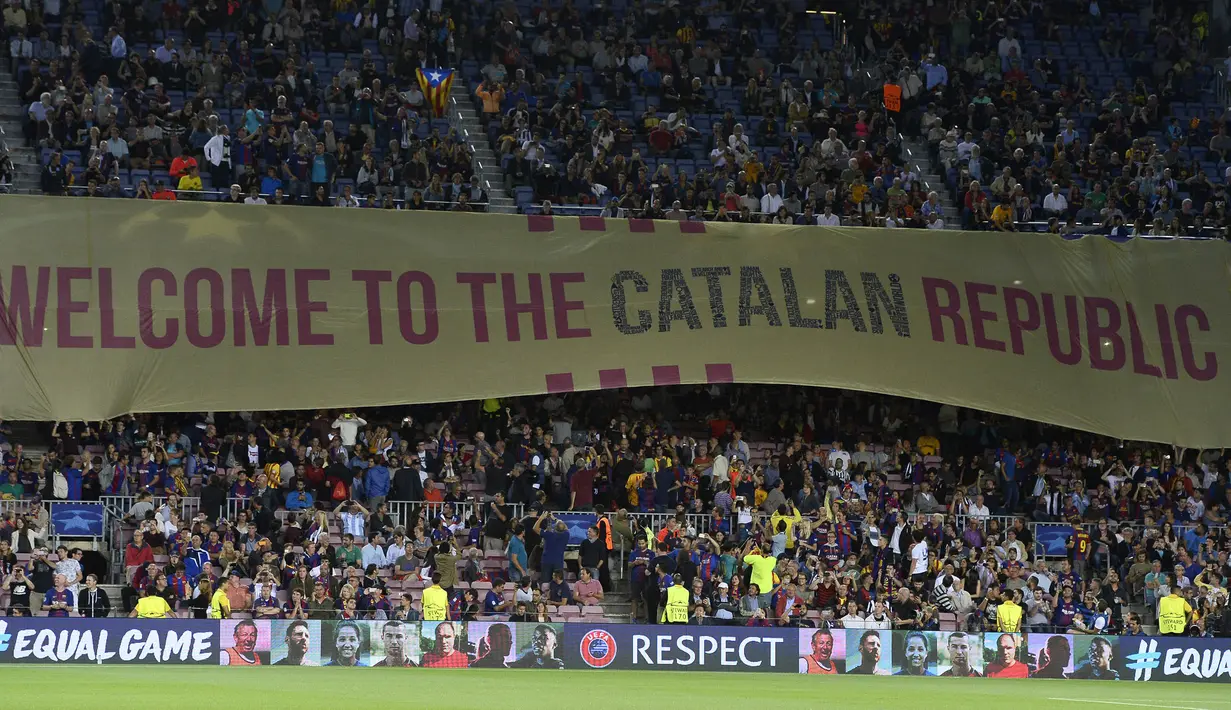 1. Suporter Barcelona kembali membentangkan spanduk yang berisi tentang kemerdekaan Republik Katalonia. Isu politik kemerdekaan Katalonia dari Spanyol tengah memanas upaya referendum dihentikan oleh pengadilan tinggi. (AFP/Josep Lago)