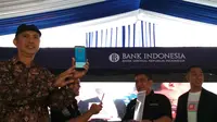 Salah seorang pedagang pasar tradisional GTC Kota Cirebon menunjukkan bukti pembayaran retribusi lapaknya melalui aplikasi Link Aja. Foto (Liputan6.com / Panji Prayitno)