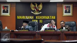 Ketua MKD, Surahman Hidayat (kiri) saat menjalani sidang jelang putusan kasus pelanggaran kode etik di Senayan, Jakarta, Rabu (16/12/2015). Sidang MKD beragenda putusan kasus Pelanggaran Etik Ketua DPR Setya Novanto. (Liputan6.com/Johan Tallo) 