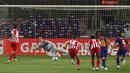 Pemain Atletico Madrid Saul mencetak gol ke gawang Barcelona pada pertandingan La Liga di Stadion Camp Nou, Barcelona, Spanyol, Selasa (30/6/2020). Barcelona bermain imbang 2-2 melawan Atletico Madrid. (AP Photo/Joan Monfort)