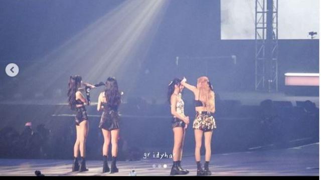 Kostum Panggung BLACKPINK Jadi Sorotan, Mengundang Pujian Sekaligus Cacian