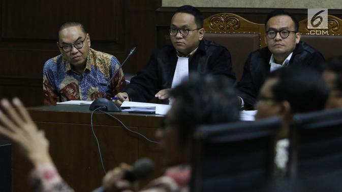 Terdakwa suap pembangunan PLTU Riau-1 Johannes Budisutrisno Kotjo (kiri) menyimak keterangan saksi saat sidang lanjutan di Pengadilan Tipikor, Jakarta, Kamis (18/10). Sidang mendengar keterangan empat orang saksi. (Liputan6.com/Helmi Fithriansyah)