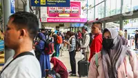PT Kereta Api Indonesia (Persero) Daop 1 Jakarta mencatat keberangkatan Angkutan Lebaran 2024 pada Rabu (3/4/2024) mencapai lebih dari 42 Ribu lebih penumpang. (Liputan6.com/Angga Yuniar)