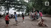 Anak-anak bermain di taman bermain kawasan Duren Sawit, Jakarta, Kamis (26/11/2020). Bermain dengan pendampingan orang tua menumbuhkan potensi kecerdasan secara optimal anak serta menurunkan frekuensi terjadinya stunting, terutama pada balita usia 2-3 tahun. (merdeka.com/Iqbal S. Nugroho)
