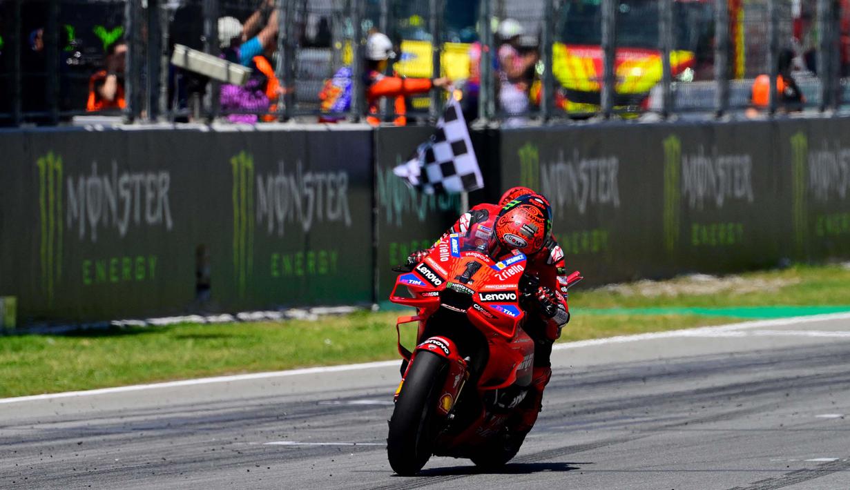 Francesco Bagnaia finis pertama dengan torehan waktu 40 menit 11,726 detik dalam balapan yang berlangsung sepanjang 24 putaran. (Josep LAGO/AFP)