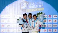 Atlet panjat tebing Indonesia sekaligus juara pertama, Raharjati Nursyamsa berfoto bersama dengan atlet panjat tebing China, Wang Xinshang (kiri) dan atlet panjat tebing Indonesia, Kiromal Katibin saat podium nomor speed putra Kejuaraan Dunia Panjat Tebing IFSC 2023 seri Jakarta melawan atlet panjat tebing China, Xinshang Wang di Lot 6, Kompleks Stadion Utama Gelora Bung Karno, Jakarta, Indonesia, Minggu (07/05/2023). Raharjati berhasil mencatatkan waktu 5,11 detik. (Bola.com/Bagaskara Lazuardi)