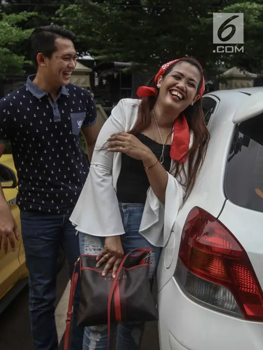 Elly Sugigi bersama pacarnya Irfan Sbaztian tertawa saat menghadiri acara penandatanganan MoU pemberantasan dan penyalahgunaan narkoba di lingkungan artis di Mapolres Metro Jakarta Selatan, Kamis (22/2). (Liputan6.com/Faizal Fanani)