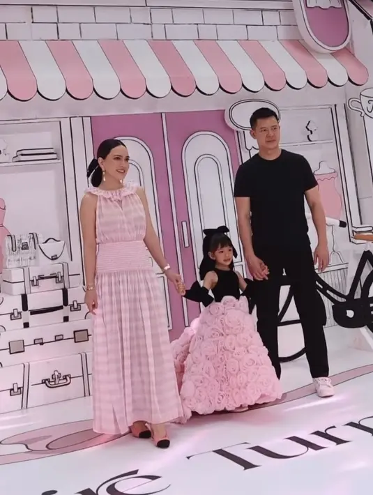<p>Shandy Aulia merayakan ulang tahun putrinya, Claire dengan tema Paris. Tampak backdrop dibuat seperti berada di toko baju seperti di Paris bernuansa pink. Hadir pula mantan suaminya yang juga ayah dari Claire yang tampil kontras mengenakan pakaian serba hitam. [@shandyaulia]</p>
