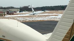 Sebuah pesawat kecil menabrak tanah di Bandara Kota Mansfield, Massachusetts, AS, Sabtu (23/2). Korban tewas kecelakaan merupakan seorang pilot instruktur dan siswanya. (Jared Higginbotham/WBZ-TV, Boston via AP)