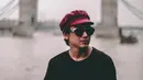 Bisa dibilang jika topi menjadi salah satu fashion item andalan Adipati Dolken. Bahkan pria kelahiran 19 Agustus 1991 ini tampak keren mengenakan topi. Seperti saat berlibur ini, ia terlihat maki trendi saat pakai topi.(Liputan6.com/IG/@adipati)