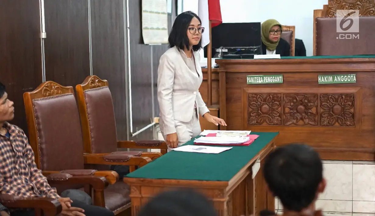 Pengacara LBH Okky Wiratama Siagian sebagai pendamping empat pengamen Cipulir korban salah tangkap saat sidang praperadilan perdana gugatan di PN Jakarta Selatan, Senin (22/7/2019). Melalui LBH mereka menuntut ganti rugi sebanyak Rp186.600.000 per anak. (Liputan6.com/Immanuel Antonius)