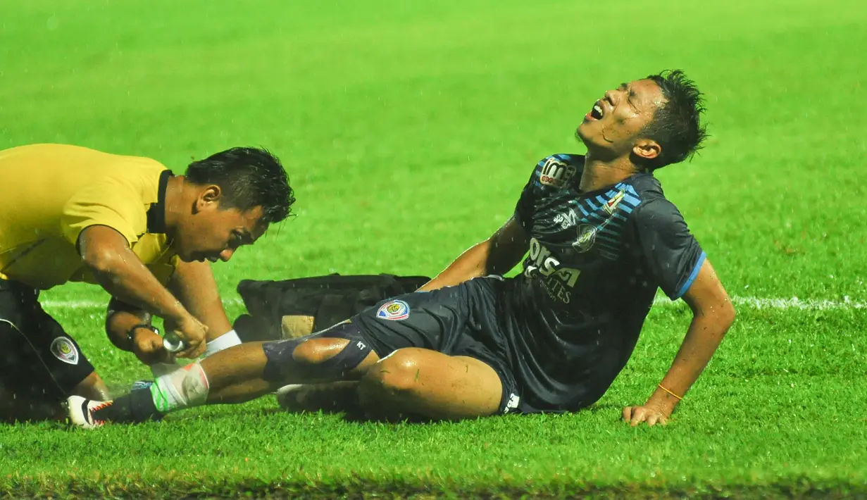 Pemain sayap Arema Cronus, Dendi Santoso harus dilarikan ke rumah sakit saat jeda babak pertama melawan Arema Cronus di Stadion Kanjuruhan, Kab. Malang, Minggu (1/5/2016) karena memar di betis kanannya. (Bola.com/Iwan Setiawan) 