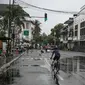 Pesepeda berolahraga di Kota Tua saat uji coba penerapan zona rendah emisi, Jakarta, Minggu (20/12/2020). Selama penerapan zona rendah emisi, kawasan Kota Tua hanya bisa dilalui pejalan kaki, pesepeda, angkutan umum, dan kendaraan khusus yang lulus uji emisi. (Liputan6.com/Faizal Fanani)