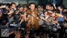 Gubernur DKI Jakarta, Basuki Tjahaja Purnama (Ahok) selesai menjalani pemeriksaaan KPK setelah diperiksa selama hampir delapan jam, Jakarta, Selasa (10/5). Ahok keluar Gedung KPK sekitar pukul 17.50 WIB. (Liputan6.com/helmi Afandi)