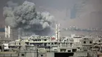 Kepulan asap membubung tinggi usai terjadi serangan udara dari pasukan Assad di wilayah Ghouta Timur, Suriah (7/2). Akibat serangan ini dilaporkan sedikitnya, 47 warga sipil tewas. (AFP Photo/Amer Almohibany)