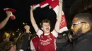 Para penggemar Arsenal merayakan kemenangan tim mereka di Liga Primer Inggris, di luar Stadion Emirates, London, Inggris, pada 19 Mei 2026. (Brook Mitchell/AFP)