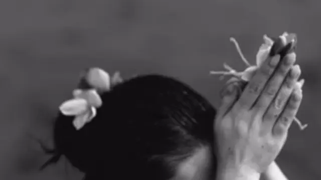 Ariel Tatum Tutup Bulan Ulang Tahun dengan Melukat di Bali. [@arieltatum]