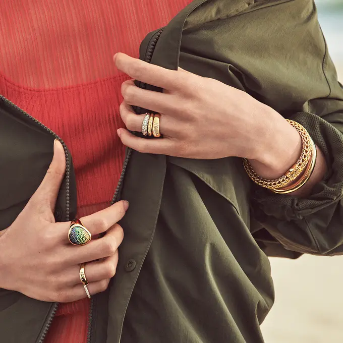 Koleksi ini merupakan evolusi dari desain tradisional John Hardy.