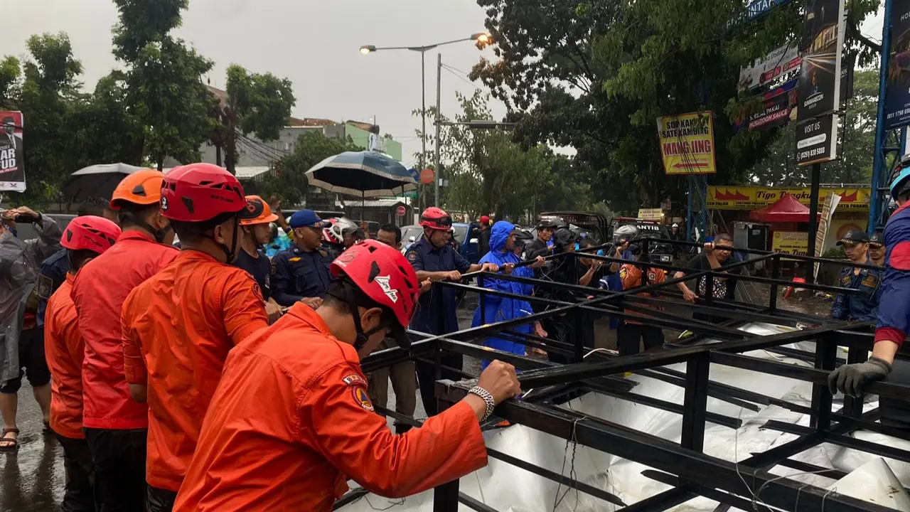 Petugas mengevakuasi papan reklame roboh di Jalan Pandu Raya, Kecamatan Bogor Utara, Kota Bogor, berhasil dievakuasi, Kamis (30/11/2023).