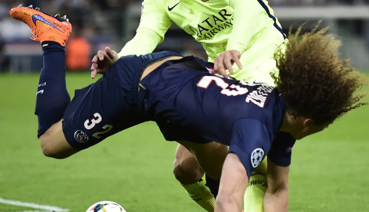 Tak berdaya menghadang Luis Suarez, Luiz akhirnya jatuh tersungkur (FRANCK FIFE / AFP )