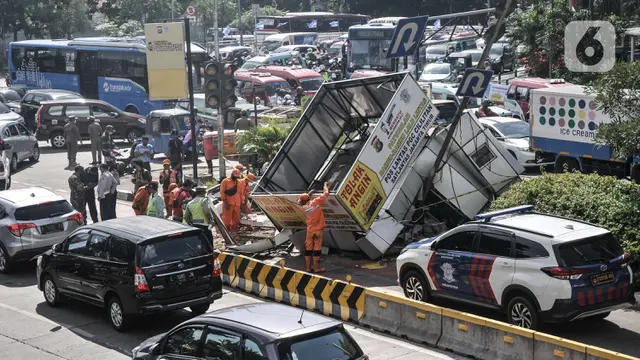 FOTO: Bus Transjakarta Tabrak Pos Lantas PGC Cililitan