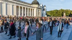 Sakalausko mengatakan bahwa ide untuk peduli terhadap kasus bunuh diri di Lithuania karena jumlah insiden bunuh diri semakin meningkat yakni tiga kali lebih sering daripada orang di negara-negara Eropa lainnya.