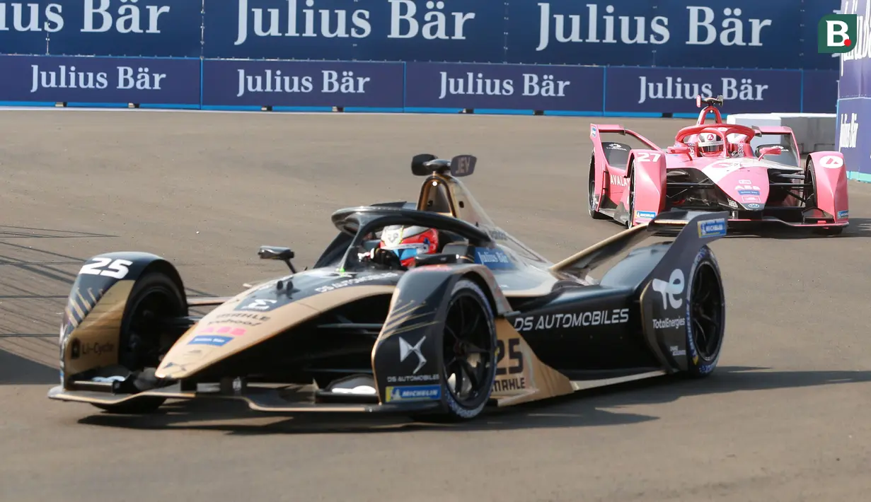 Jean-Eric Vergne sendiri akhirnya menempati posisi pole posistion setelah di bakak final kualifikasi mengalahkan rekan setimnya, Antonio Felix da Costa. (Bola.com/M Iqbal Ichsan)
