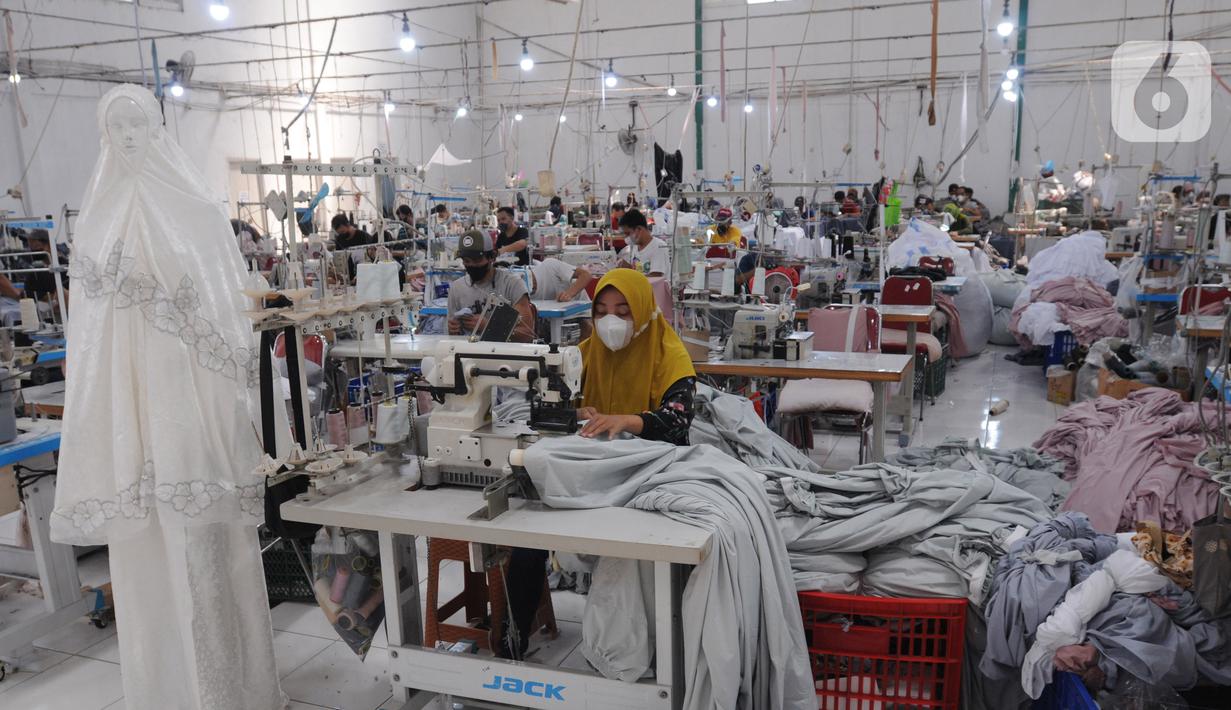 <p>Pekerja menyelesaikan pembuatan mukena pada pabrik busana muslim Siti Khadijah di Limo, Depok, Jawa Barat, Senin (25/04/2022). Jelang Idul Fitri 1443 Hijriah permintaan busana mukena yang dijual dengan harga Rp 300 ribu hingga Rp 3 juta meningkat hingga 200 persen. (merdeka.com/Arie Basuki)</p>