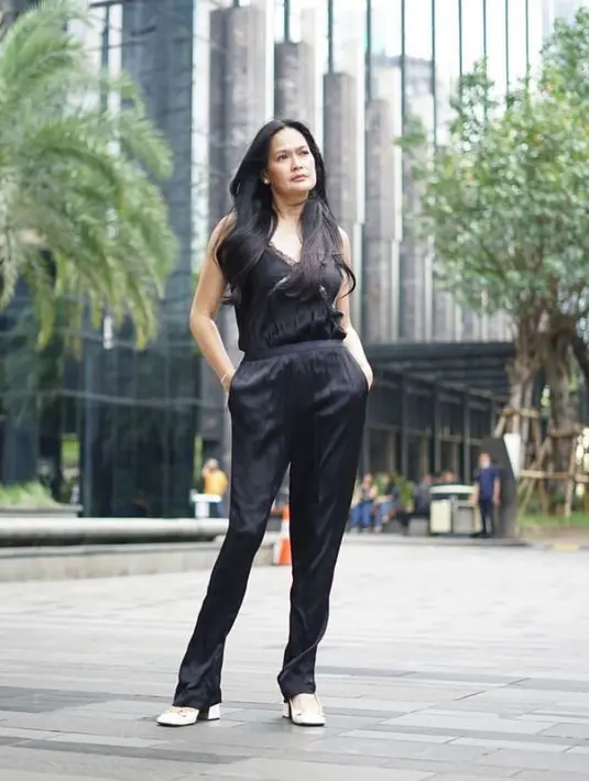 Dalam kesehariannya, ibu Ricky Harun ini sering tampil dengan OOTD yang simple dan berkelas. (Instagram/donnaharunofficial).