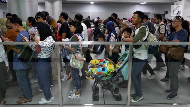 Naik Kereta MRT Selama Libur Lebaran