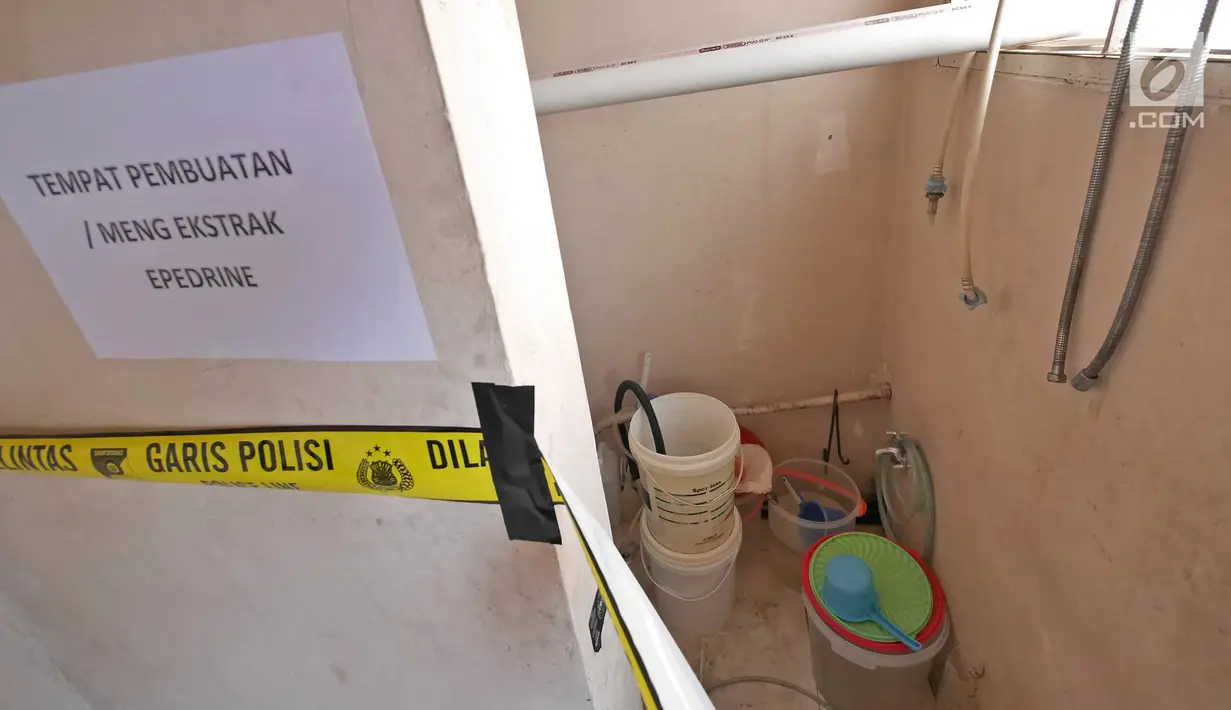 Tempat pembuatan/mengekstrak epedrine di sebuah pabrik sabu di Kalideres, Jakarta, Senin (24/6/2019). Pabrik pembuatan sabu tersebut sudah beroperasi sejak tahun 2018. (Liputan6.com/Herman Zakharia)