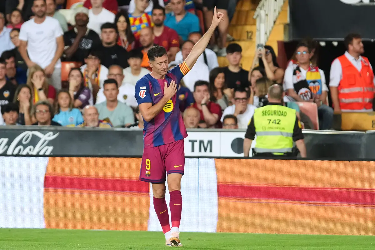 Selebrasi Robert Lewandowski usai mencetak gol di laga Valencia vs Barcelona di pekan ke-38 Liga Spanyol 2025/2026 di Mestalla, Minggu (24/05/2026) dini hari WIB.
