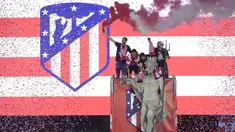 Para pemain Atletico Madrid merayakan gelar Liga Europa dengan menaiki air mancur Neptune di Madrid, Jumat (18/5/2018). Kota Madrid menjadi merah saat perayaan gelar juara Atletico. (AFP/Javier Soriano)