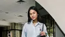 Ia memadukan atasan tersebut dengan celana denim cutbray dari brand yang sama. Serta sneakers sebagai alasan dan membawa tas hitam Chanel. [@azizahsalsha_]