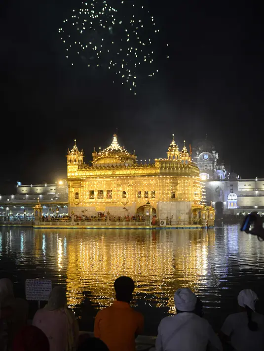 Penganut Sikh India menyaksikan kembang api saat peringatan ulang tahun ke 397 Guru Sikh Kesembilan di Kuil Emas di Amritsar, India (5/4). (AFP/Narinder Nanu)