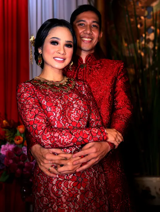 Andini Aisyah Haryadi (Andien) dan Irfan Wahyudi (Ippe). Menikah pada Senin, 27 April 2015. Resepsi pernikahan digelar pada  Sabtu, 2 September 2015 di Kunstkring Art Paleis, Kawasan Menteng, Jakarta Pusat. (Wimbarsana/Bintang.com)