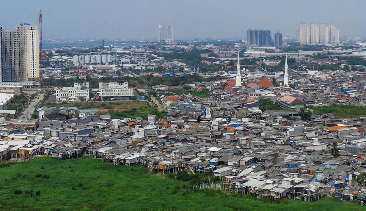Deretan permukiman kumuh tidak sulit ditemukan di wilayah utara Jakarta, (10/9/14). (Liputan6.com/Faizal Fanani)