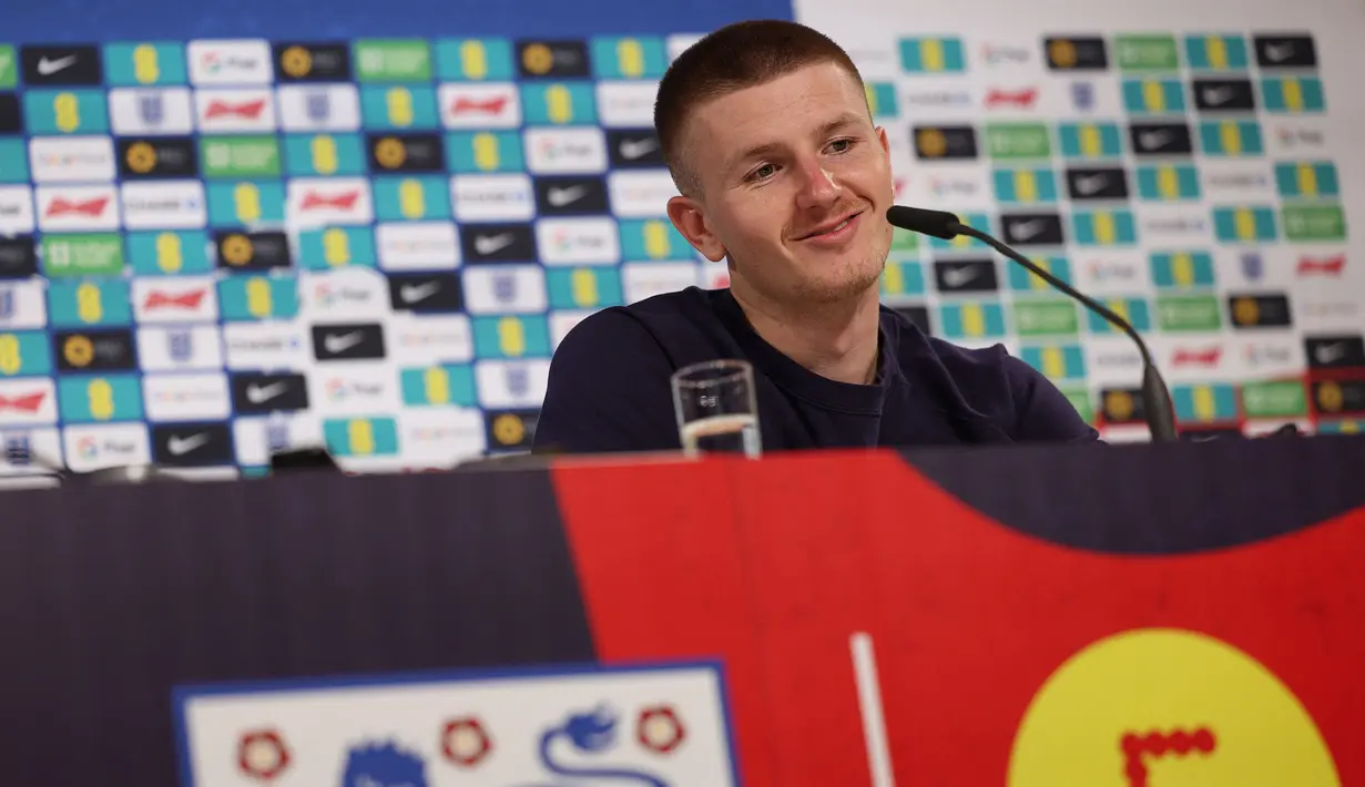 Pemain muda Timnas Inggris, Adam Wharton memberikan keterangan saat konferensi pers menjelang Euro 2024 di Blankenhain, Thuringia, Rabu (12,/06/2024) waktu setempat. (AFP/Adrian Dennis)