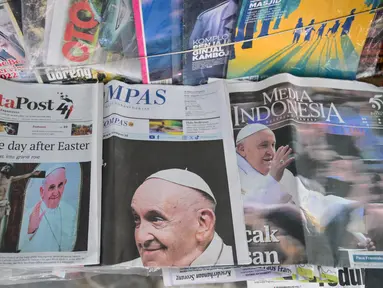 Beberapa surat kabar di Indonesia memuat berita utama tentang wafatnya Paus Fransiskus, Jakarta pada 22 April 2025. (BAY ISMOYO/AFP)