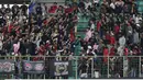 Suporter Timnas Indonesia U-16 saat melawan tim Piala Soeratin Bekasi U-17 pada laga uji coba di Stadion Patriot, Kota Bekasi, Jumat (13/3/2020). Kedua tim bermain imbang 1-1. (Bola.com/M Iqbal Ichsan)
